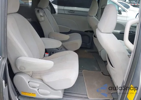 2012 Toyota Sienna Le V6 8 Passenger z USA, uszkodzony, nr VIN 5TDKK3DC1CS242323